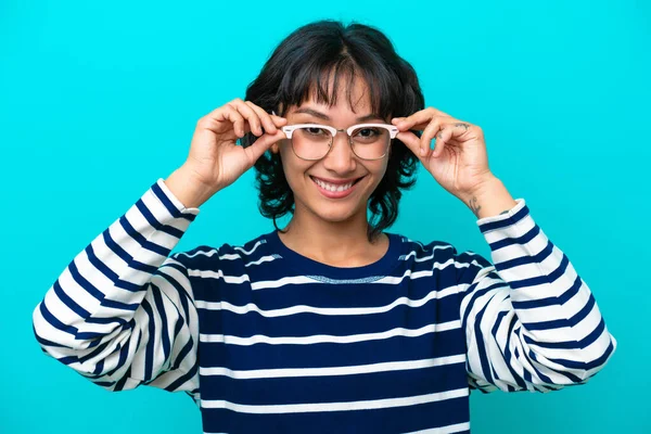 Ung Argentinsk Kvinna Isolerad Blå Bakgrund Med Glasögon Med Glada — Stockfoto