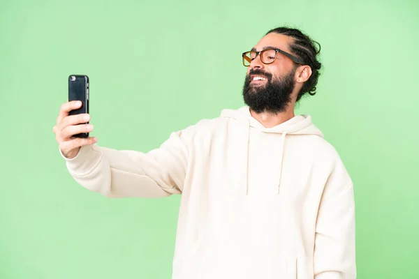 Mladý Muž Plnovousem Přes Izolované Chroma Klíčové Pozadí Dělat Selfie — Stock fotografie