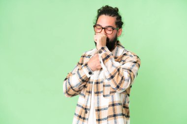 Sakallı genç adam izole edilmiş krom anahtar geçmişi yüzünden öksürük çekiyor ve kötü hissediyor.