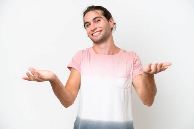 Beyaz arka planda izole edilmiş beyaz yakışıklı adam mutlu ve gülümsüyor.