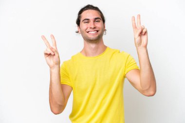 Beyaz arka planda izole edilmiş beyaz tenli yakışıklı iki eliyle zafer işareti gösteriyor.