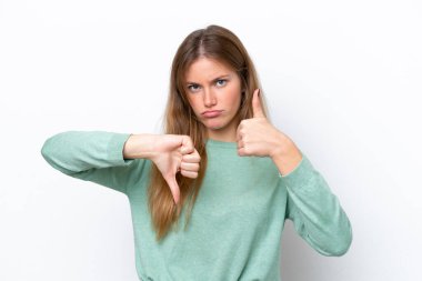 Beyaz arka planda izole edilmiş beyaz bir kadın iyiye-kötüye işaret yapıyor. Evet ya da hayır arasında kararsız