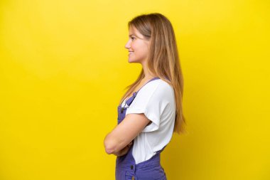 Sarı arka planda yalıtılmış beyaz bir kadın var.