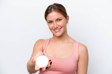 Beyaz arka planda nemlendirici ile izole edilmiş genç beyaz bir kadın.