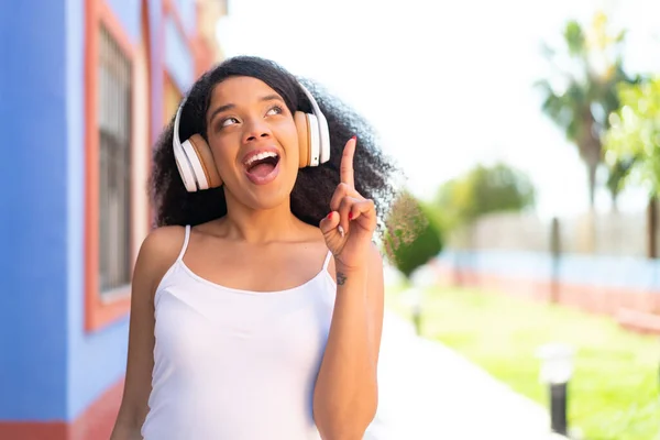 Jonge Afro Amerikaanse Vrouw Met Koptelefoon Buitenlucht Van Plan Oplossing — Stockfoto
