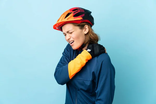 자전거를 여자는 노력을 기울인 데대해 어깨에 통증을 느끼는 배경에 고립되어 — 스톡 사진