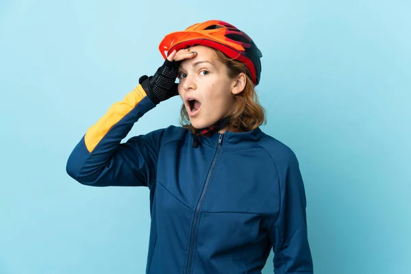 Mavi Arka Planda Izole Edilmiş Genç Bisikletçi Kadın Yan Tarafa — Stok fotoğraf