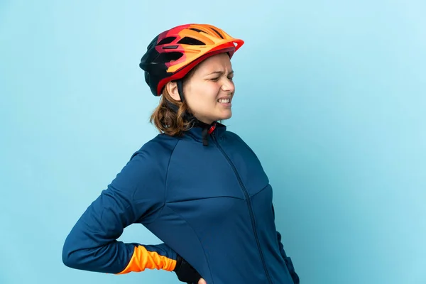 자전거를 여자는 노력을 기울인 데대한 통증으로 배경에 고립되어 있었다 — 스톡 사진
