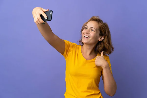 Mladá Gruzínská Žena Izolované Fialovém Pozadí Dělat Selfie Mobilním Telefonem — Stock fotografie