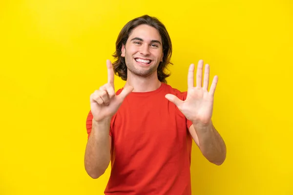 Homem Bonito Caucasiano Isolado Fundo Amarelo Contando Sete Com Dedos — Fotografia de Stock