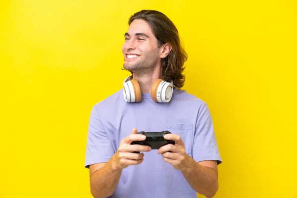Jovem Caucasiano Bonito Jogando Com Controlador Videogame Sobre Isolado Fundo — Fotografia de Stock