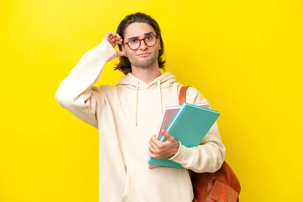 Mladý Student Pohledný Muž Izolovaný Žlutém Pozadí Pochybnostmi — Stock fotografie