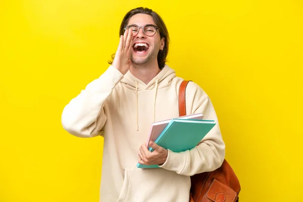 Junge Studentin Schöner Mann Isoliert Auf Gelbem Hintergrund Schreit Mit — Stockfoto