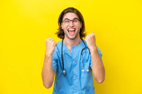 Jonge Chirurg Blanke Man Geïsoleerd Gele Achtergrond Vieren Van Een — Stockfoto