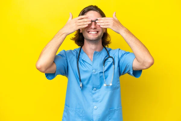 年轻的外科医生高加索人 双手捂住眼睛 用黄色背景隔离 — 图库照片