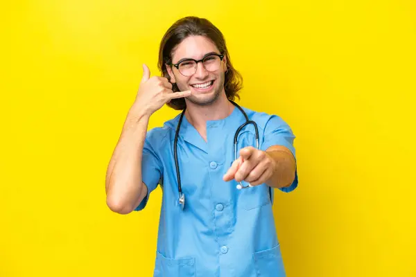 Mladý Chirurg Běloch Izolovaný Žlutém Pozadí Dělat Telefonní Gesto Ukazuje — Stock fotografie