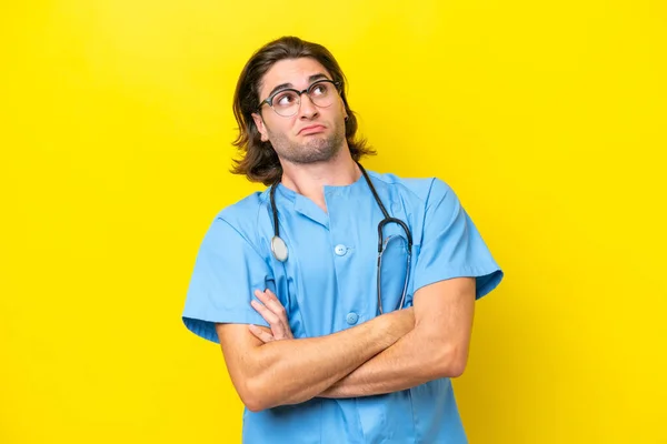 Jonge Chirurg Blanke Man Geïsoleerd Gele Achtergrond Het Maken Van — Stockfoto