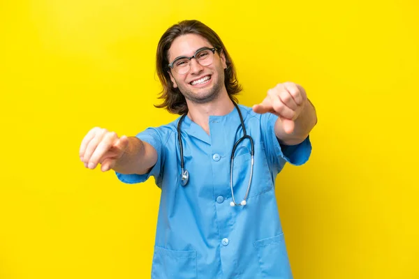 Młody Chirurg Biały Mężczyzna Odizolowany Żółtym Tle Wskazuje Palcem Ciebie — Zdjęcie stockowe