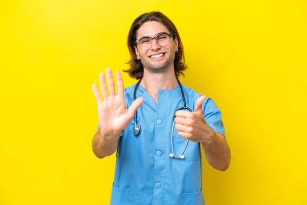Mladý Chirurg Běloch Izolovaný Žlutém Pozadí Napočítání Šest Prsty — Stock fotografie