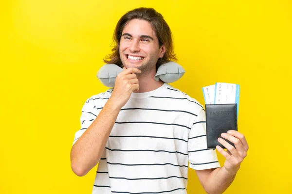 Knappe Man Met Opblaasbaar Reiskussen Kijken Naar Zijkant Glimlachen — Stockfoto