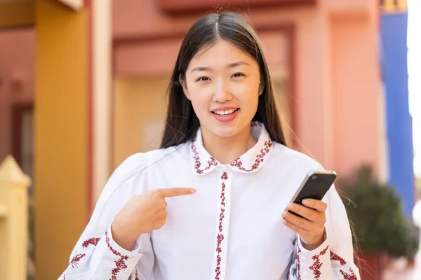 Joven Mujer China Usando Teléfono Móvil Aire Libre Con Expresión — Foto de Stock