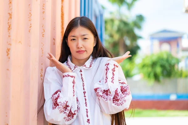Ung Kinesisk Kvinna Utomhus Gör Tvivel Gest — Stockfoto