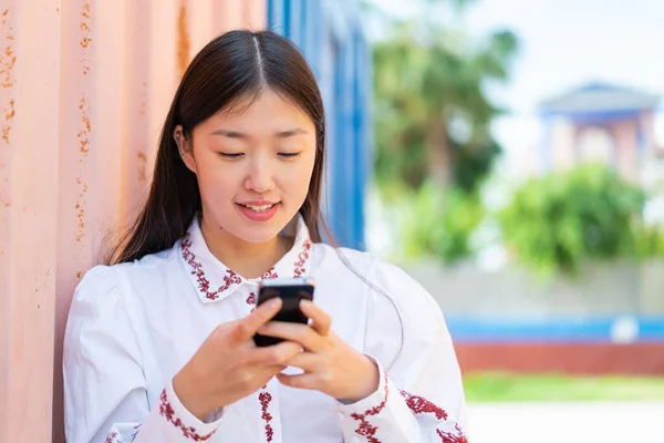 Joven Mujer China Aire Libre Enviando Mensaje Con Móvil — Foto de Stock