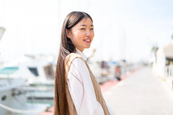 Mladá Číňanka Venku Šťastným Výrazem — Stock fotografie