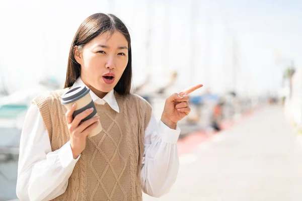 Joven Mujer China Sosteniendo Café Para Llevar Aire Libre Sorprendido — Foto de Stock