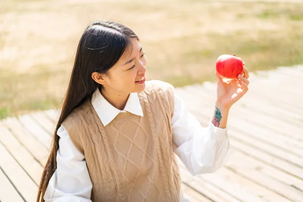 Junge Chinesin Mit Einem Apfel Freien Mit Glücklichem Gesichtsausdruck — Stockfoto