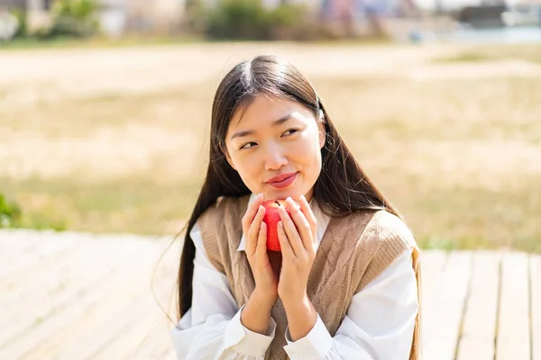 Νεαρή Κινέζα Εξωτερικούς Χώρους Κρατώντας Ένα Μήλο — Φωτογραφία Αρχείου