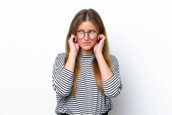 Mladá Běloška Žena Izolované Bílém Pozadí Frustrované Zakrývající Uši — Stock fotografie