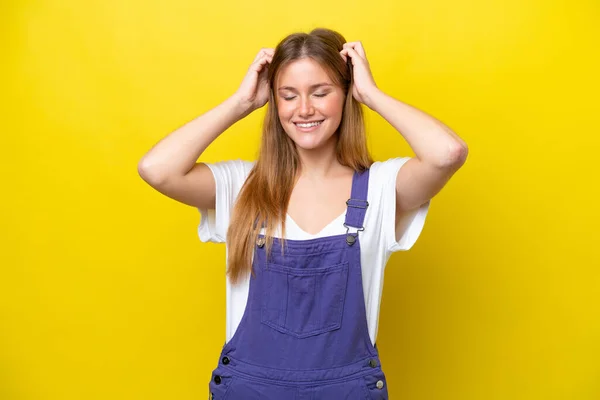 Νεαρή Καυκάσια Γυναίκα Απομονωμένη Κίτρινο Φόντο Γελώντας — Φωτογραφία Αρχείου