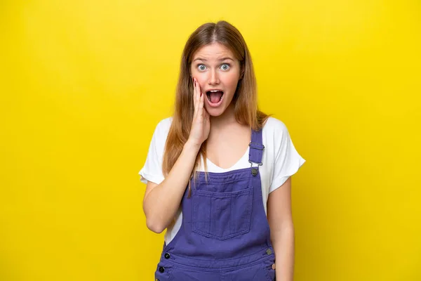 Mladá Běloška Žena Izolované Žlutém Pozadí Překvapením Šokovaný Výraz Obličeje — Stock fotografie