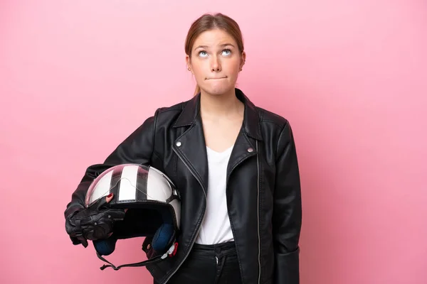 Молода Біла Жінка Мотоциклетним Шоломом Ізольована Рожевому Фоні Дивиться Вгору — стокове фото