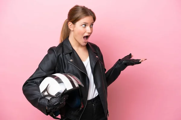 Молода Біла Жінка Мотоциклетним Шоломом Ізольована Рожевому Тлі Несподіваним Виразом — стокове фото