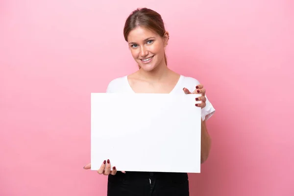 Mulher Caucasiana Jovem Isolado Fundo Rosa Segurando Cartaz Vazio Com — Fotografia de Stock