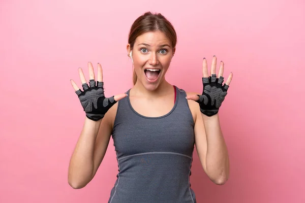 Jonge Sport Blanke Vrouw Geïsoleerd Roze Achtergrond Tellen Tien Met — Stockfoto