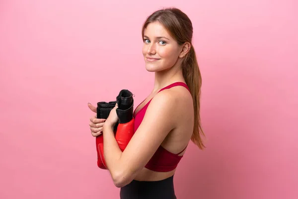 Mladá Běloška Žena Izolované Růžovém Pozadí Boxerskými Rukavicemi — Stock fotografie
