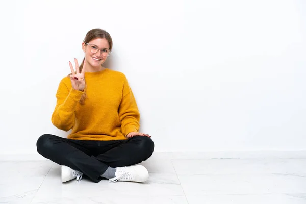 Mladý Běloška Žena Sedí Podlaze Izolované Bílém Pozadí Šťastný Počítání — Stock fotografie