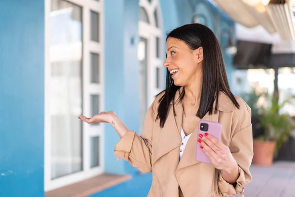 Jonge Vrouw Buiten Met Behulp Van Mobiele Telefoon Buitenlucht Met — Stockfoto