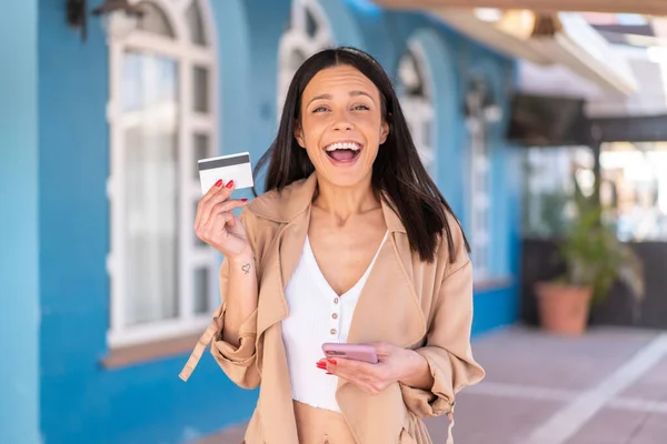 Dışarıda Cep Telefonuyla Alışveriş Yapan Elinde Şaşırmış Bir Ifadeyle Kredi — Stok fotoğraf