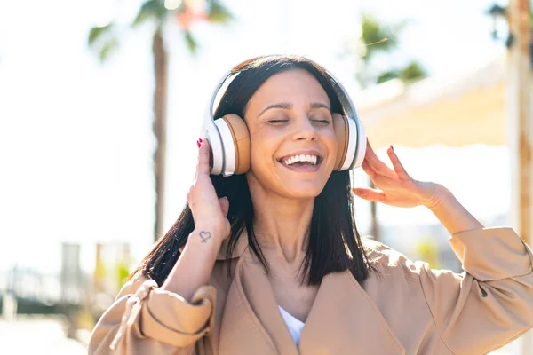 Mujer Joven Aire Libre Escuchando Música Cantando — Foto de Stock