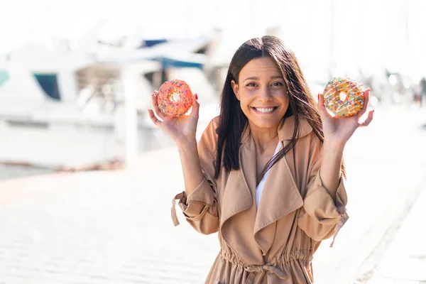 Junge Frau Freien Mit Donuts — Stockfoto