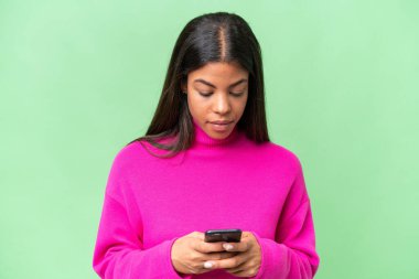 Genç Afrikalı Amerikalı kadın cep telefonuyla izole edilmiş.