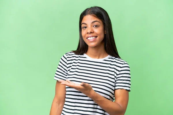 Junge Afrikanisch Amerikanische Frau Mit Isoliertem Hintergrund Präsentiert Eine Idee — Stockfoto