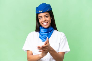 Uçak hostesi Afrikalı Amerikalı kadın münzevi bir arka planda bir konferanstan sonra alkışlıyor.