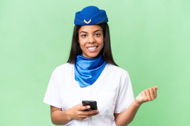 Uçak hostesi Afrika kökenli Amerikalı kadın izole edilmiş ve telefon zafer pozisyonunda.