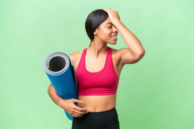 Genç Afrikalı Afrikalı Amerikalı kadın yoga derslerine giderken elinde paspas tutarken bir şey fark etti ve çözüme niyetlendi.