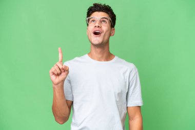 Kafkasyalı yakışıklı, soyutlanmış bir geçmişi var.